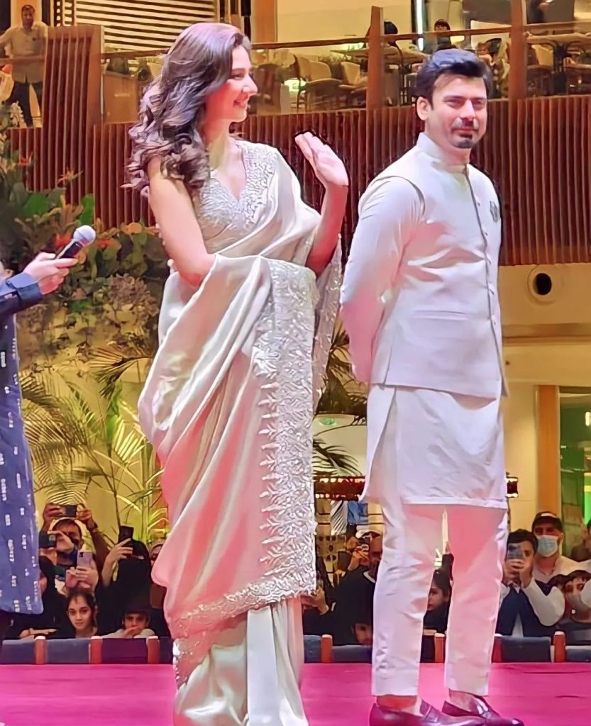Heavy criticism is levelled at the Mahira Khan saree worn to the Maula Jatt Doha premiere.