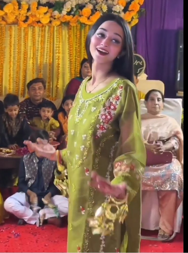 Mera Dil Ye Pukarey Aja | The Public Criticizes TikToker Dolly's Viral Dance Recreation